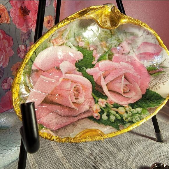 DECOUPAGE CLAM SHELL DECOUPAGE PINK ROSES 🌹 ON A CLAM SHELL TRINKET DISH - Picture 2 of 10